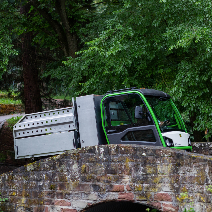 véhicule utilitaire compact franchissant un pont et lander
