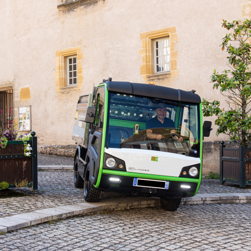 et lander franchisant un trottoir dans la rue